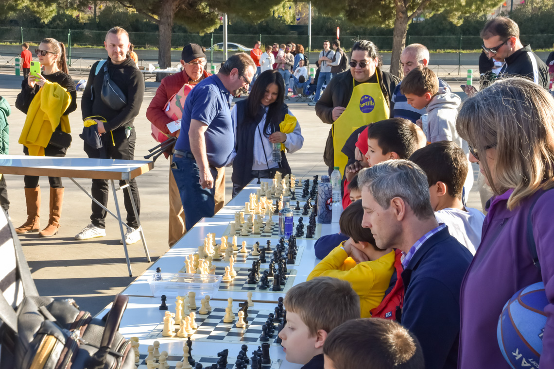 Masiva participación de los torrejoneros en el Día de la Tortilla - Partidas simultáneas de ajedrez
