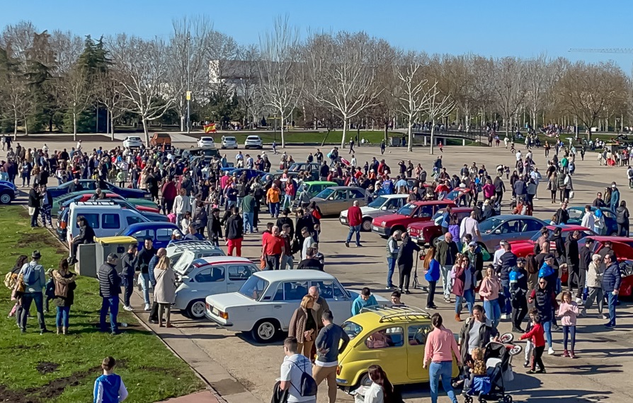 Masiva participación de los torrejoneros en el Día de la Tortilla - Exhibición de vehículos clásicos