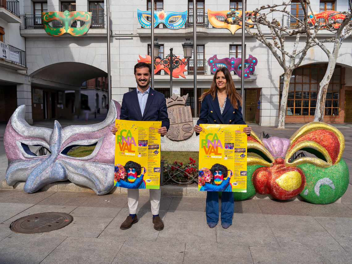  El alcalde de Torrejón de Ardoz, Alejandro Navarro Prieto, y la concejala de Igualdad y Festejos, María Eugenia Gil, presentando los carnavales 2024