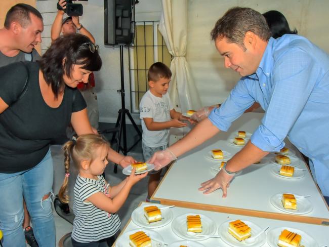 Reparto de tarta del 9º aniversario del Parque Europa