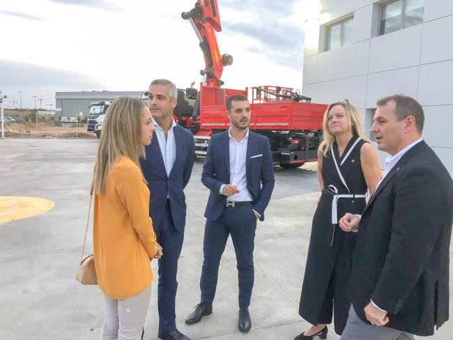 Miembros del Gobierno local y de Volvo charlando durante la inauguración de las instalaciones