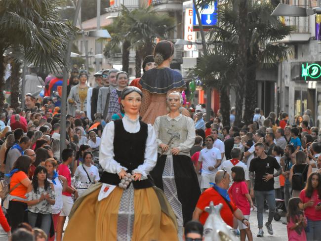 Desfile de Gigantes y Cabezudos