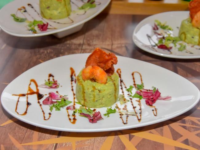 ‘Tartar de aguacate con chips de jamón y gambas rebozadas’ de Pádel Solana, tapa ganadora de la XII Ruta de la Tapa “Torrejón se DesTapa” 