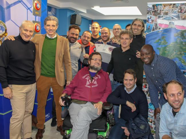 El alcalde, Ignacio Vázquez, recibe al torrejonero Dabiz Riaño, tras su viaje de 6 meses por países del Este de Europa para visibilizar la lucha contra la Esclerosis Lateral Amiotrófica