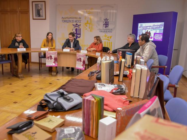 Los ganadores del concurso “De compras por Torrejón en las Mágicas Navidades” han recibido hoy sus cheques regalo de una campaña que ha incentivado el consumo en los pequeños y medianos comercios de la ciudad