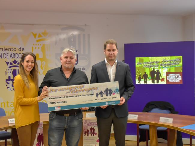 Los ganadores del concurso “De compras por Torrejón en las Mágicas Navidades” han recibido hoy sus cheques regalo de una campaña que ha incentivado el consumo en los pequeños y medianos comercios de la ciudad