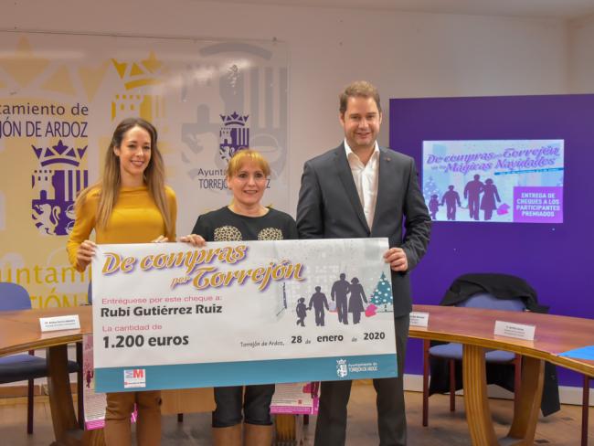 Los ganadores del concurso “De compras por Torrejón en las Mágicas Navidades” han recibido hoy sus cheques regalo de una campaña que ha incentivado el consumo en los pequeños y medianos comercios de la ciudad