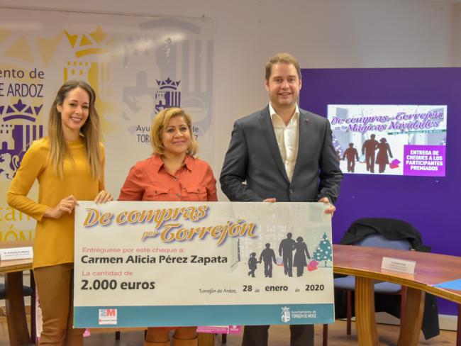 Los ganadores del concurso “De compras por Torrejón en las Mágicas Navidades” han recibido hoy sus cheques regalo de una campaña que ha incentivado el consumo en los pequeños y medianos comercios de la ciudad