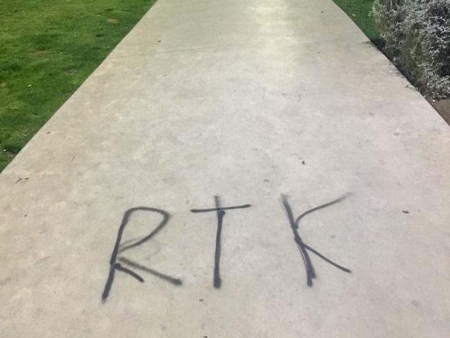 La Policía Local de Torrejón intercepta  a varias personas por realizar pintadas vandálicas