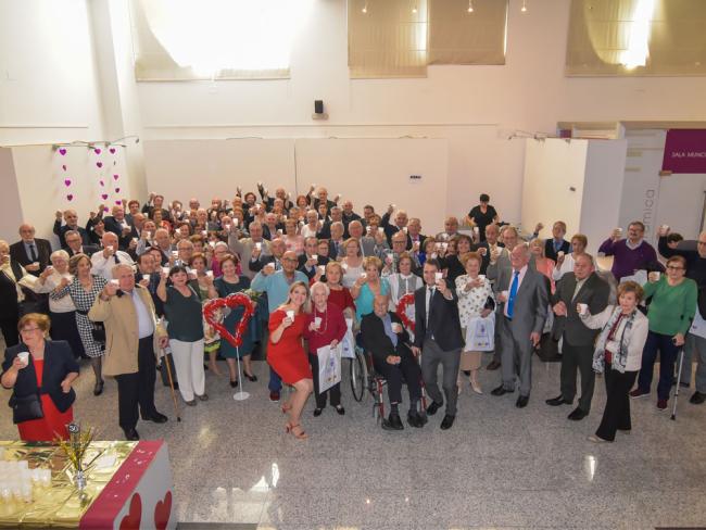 Un total de 45 parejas participaron en “San Valentín de Oro”, una ceremonia de renovación de votos para matrimonios que hayan cumplido 50 años de convivencia en los últimos cinco años
