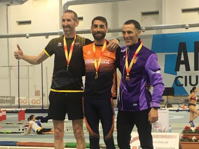 El tricampeón mundial de atletismo torrejonero y concejal de Seguridad del Ayuntamiento de Torrejón de Ardoz, Juan José Crespo, revalida su título de campeón de España de 800 metros M45 en pista cubierta 