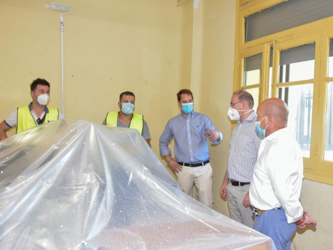 El alcalde de Torrejón visita las mejoras que se están realizando durante el verano mediante el programa “El Ayuntamiento Mejora los Colegios Públicos” con el que se están invirtiendo más de 900.000 euros