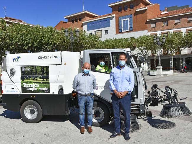 Alcalde y concejal de Limpieza Urbana con nueva barredora eléctrica