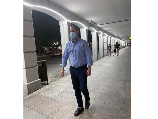 Alcalde visita Plaza Mayor nueva iluminación