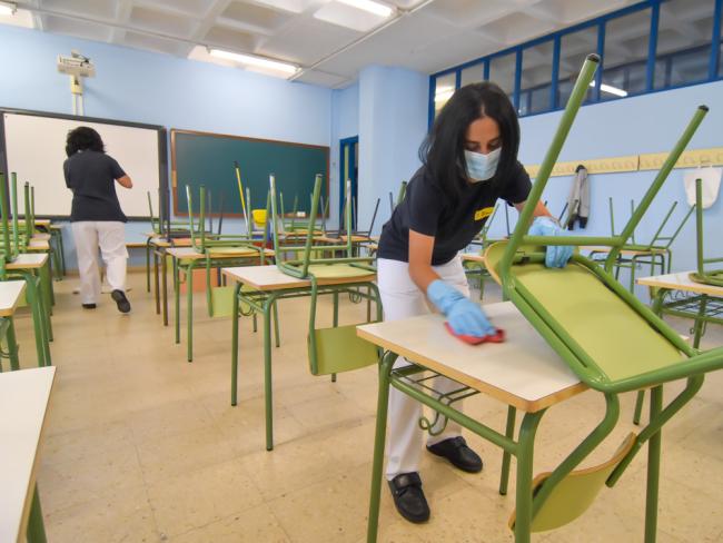 El alcalde de Torrejón visita las mejoras realizadas durante el verano con el programa “El Ayuntamiento Mejora los Colegios Públicos” con el que se han invertido más de 750.000 euros
