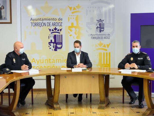 El alcalde, Ignacio Vázquez, se reúne con los comisarios de Policía Nacional y Policía Local
