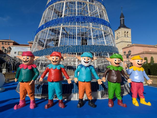 Estas Mágicas Navidades, los Guachis están representados en 5 figuras de gran formato en el centro de la Plaza Mayor de Torrejón de Ardoz