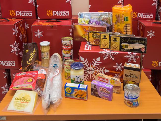 El Ayuntamiento entrega a Cáritas 500 cestas con alimentos y lotes de productos navideños para su distribución entre las familias más necesitadas de la ciudad