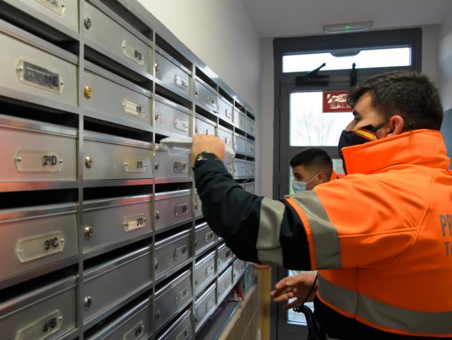 El Ayuntamiento distribuye, por tercera vez, 10 mascarillas en todas las viviendas de la ciudad para contribuir a que los torrejoneros hagan uso de las mismas