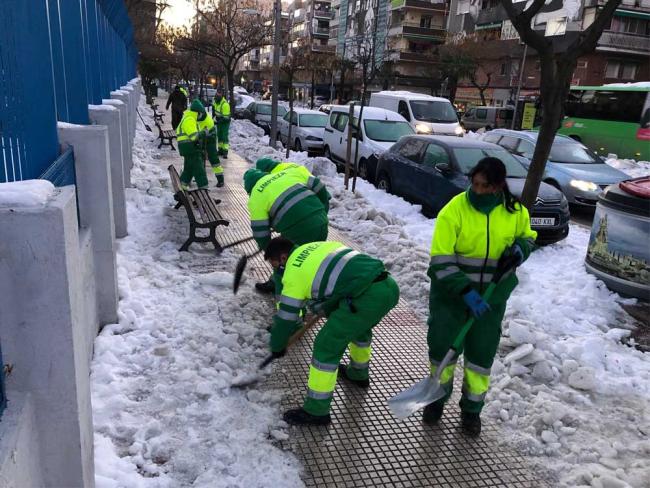 El Ayuntamiento de Torrejón de Ardoz está despejando de hielo y nieve los accesos exteriores a los colegios y escuelas públicas