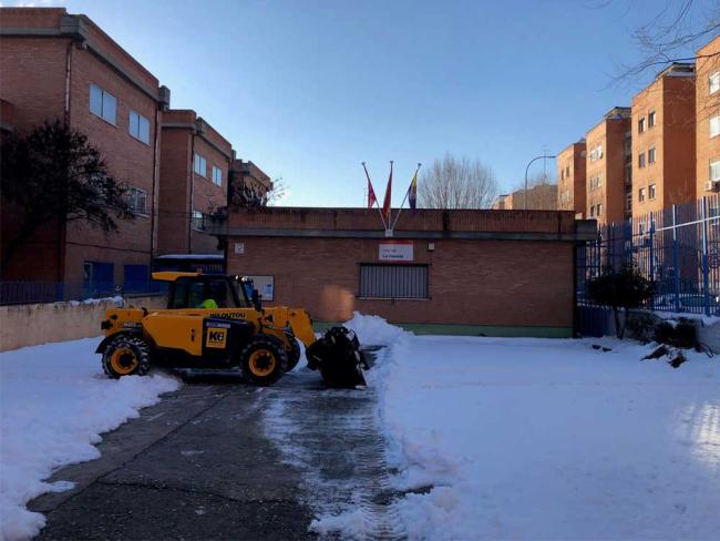 El Ayuntamiento de Torrejón de Ardoz está despejando de hielo y nieve los accesos exteriores a los colegios y escuelas públicas