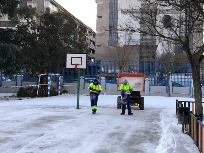 El Ayuntamiento de Torrejón de Ardoz está despejando de hielo y nieve los accesos exteriores a los colegios y escuelas públicas