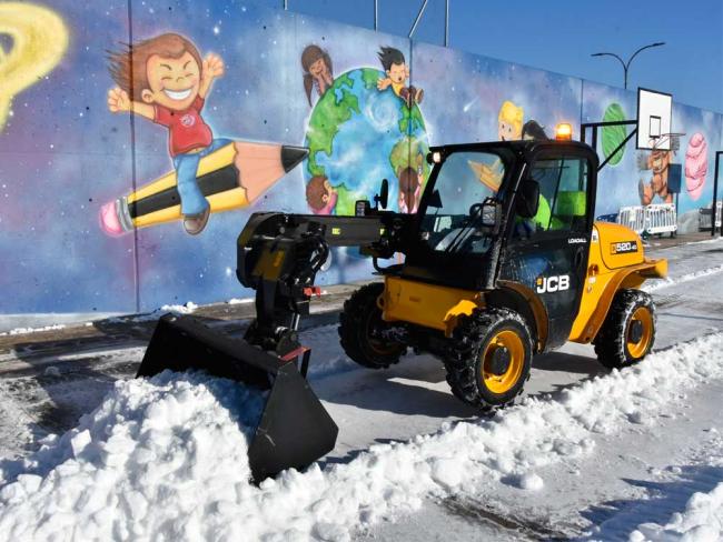 El Ayuntamiento de Torrejón de Ardoz está despejando de hielo y nieve los accesos exteriores a los colegios y escuelas públicas