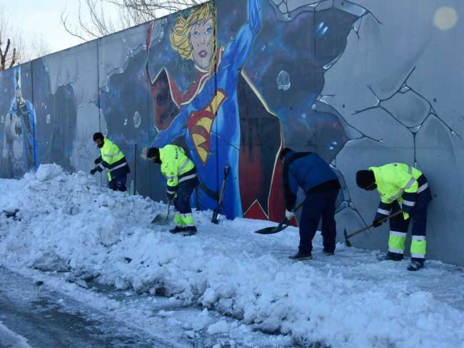 El Ayuntamiento de Torrejón de Ardoz está despejando de hielo y nieve los accesos exteriores a los colegios y escuelas públicas