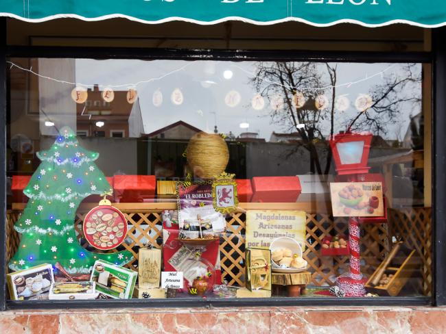 Entregados los premios del Concurso de Escaparates Navideños del Comercio Minorista de Torrejón de Ardoz en el que han participado 42 comercios de la ciudad 