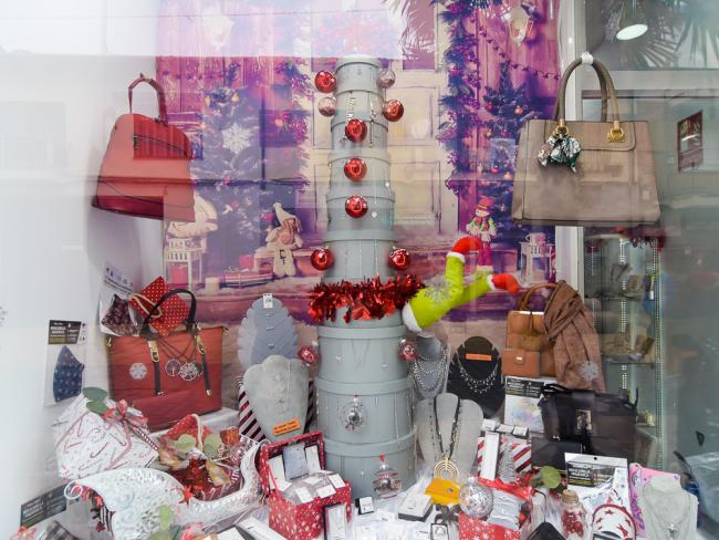 Entregados los premios del Concurso de Escaparates Navideños del Comercio Minorista de Torrejón de Ardoz en el que han participado 42 comercios de la ciudad 