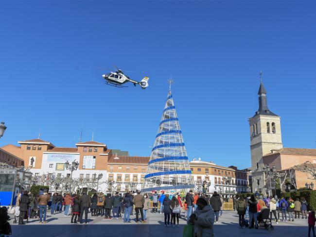 Los Reyes Magos han sobrevolado en helicóptero Torrejón de Ardoz para comprobar que todo está preparado para la noche más mágica del año