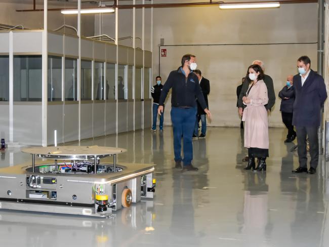 La presidenta de la Comunidad de Madrid y el alcalde de Torrejón visitaron DTA, primera empresa a nivel mundial especializada en el diseño y fabricación de sistemas de transporte industrial de gran tonelaje