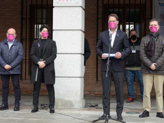 El Ayuntamiento de Torrejón de Ardoz ha guardado un minuto de silencio en la Plaza Mayor de la ciudad para condenar de forma enérgica el asesinato de Mª Carmen, vecina de la ciudad, cometido supuestamente por su expareja
