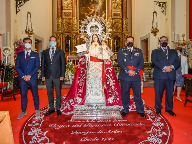 La Hermandad Nuestra Señora Virgen del Rosario Coronada de Torrejón de Ardoz conmemoró brillantemente tres siglos de vida con una Solemne Eucaristía en la Plaza Mayor, la Imposición del Fajín a la patrona y una Ofrenda floral 