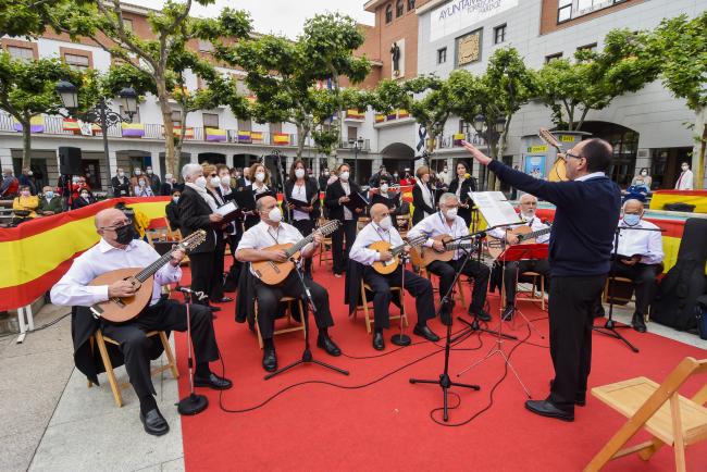 La Hermandad Nuestra Señora Virgen del Rosario Coronada de Torrejón de Ardoz conmemoró brillantemente tres siglos de vida con una Solemne Eucaristía en la Plaza Mayor, la Imposición del Fajín a la patrona y una Ofrenda floral 