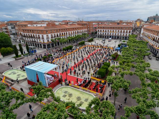 La Hermandad Nuestra Señora Virgen del Rosario Coronada de Torrejón de Ardoz conmemoró brillantemente tres siglos de vida con una Solemne Eucaristía en la Plaza Mayor, la Imposición del Fajín a la patrona y una Ofrenda floral 