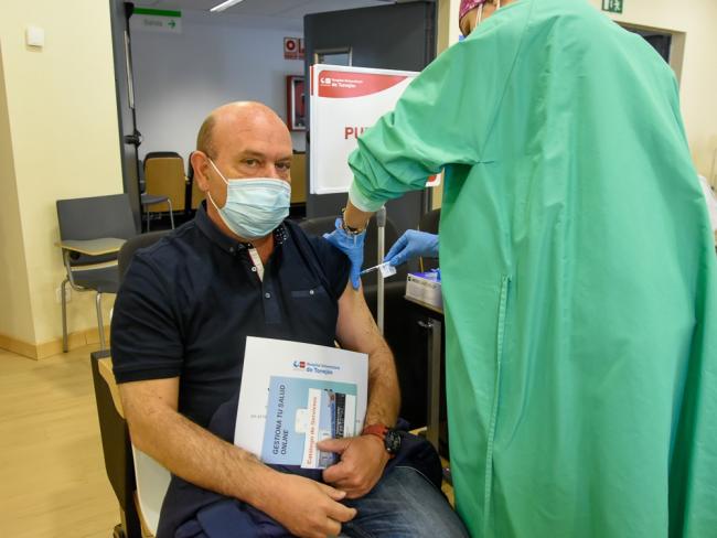 Esta semana continúa la vacunación masiva frente a la Covid-19 a los torrejoneros mayores de 50 años en el Hospital Universitario de Torrejón