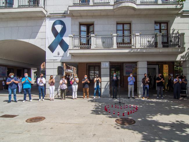 El Ayuntamiento de Torrejón de Ardoz ha guardado 1 minuto de silencio en la puerta del Ayuntamiento como muestra de condena por los asesinatos de las menores Olivia, presuntamente de su hermana Anna, así como de Yaiza y Rocío