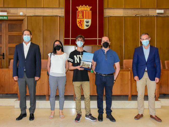 El alcalde, Ignacio Vázquez, recibe y felicita a Roberto Mulas, alumno del IES Valle Inclán de Torrejón de Ardoz, que ha logrado la nota más alta de la Comunidad de Madrid en la Evaluación para el Acceso a la Universidad 