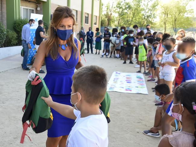 El Ayuntamiento de Torrejón de Ardoz, en colaboración con Fundación La Caixa y Caixabank, entregan un total de 550 lotes de material escolar a menores de familias con pocos recursos económicos de la ciudad