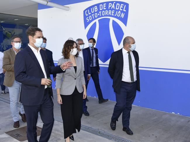 La presidenta de la Comunidad de Madrid, Isabel Díaz Ayuso, y el alcalde, Ignacio Vázquez, han visitado varias empresas y comercios de Torrejón de Ardoz reafirmando su compromiso con estos sectores económicos y con la creación de empleo en la ciudad