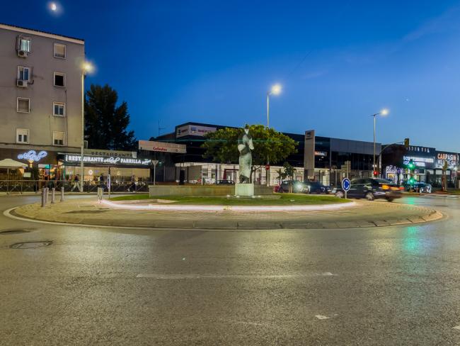 Rotonda avenida Constitución con calle Budapest