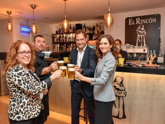 La presidenta de la Comunidad de Madrid, Isabel Díaz Ayuso, y el alcalde, Ignacio Vázquez, han visitado varias empresas y comercios de Torrejón de Ardoz reafirmando su compromiso con estos sectores económicos y con la creación de empleo en la ciudad