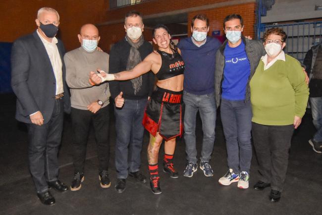 La teniente de alcalde y concejala de Mujer, Miriam Gutiérrez, venció a los puntos por decisión unánime a Aleksandra Ivanovic en la velada de boxeo que tuvo lugar el pasado sábado en Torrejón de Ardoz 