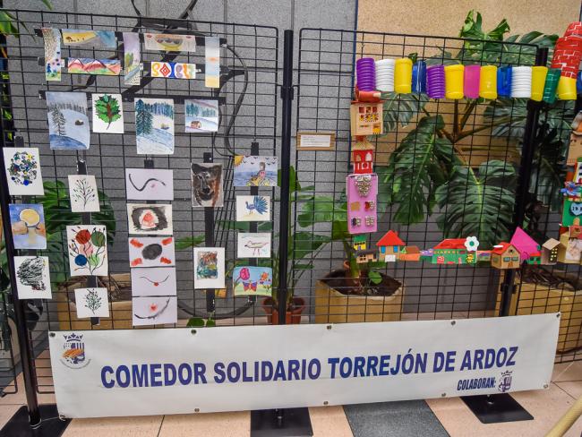 muestra “Tengo derecho” realizada con materiales reciclados por parte de las personas que acuden al Comedor Solidario de Torrejón de Ardoz