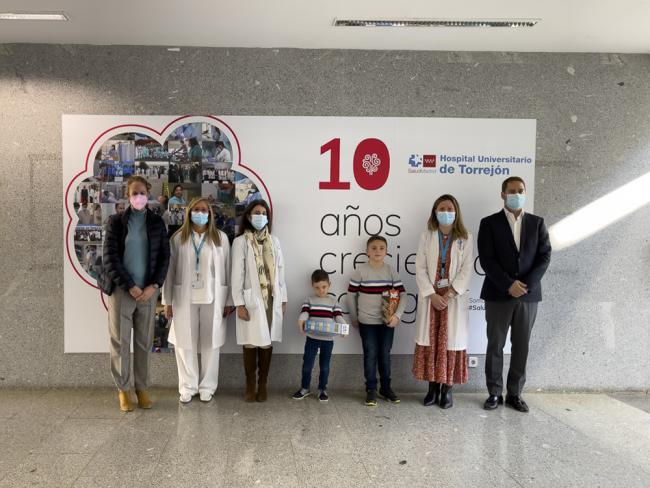 Homenaje al primer bebé nacido en el Hospital Universitario de Torrejón