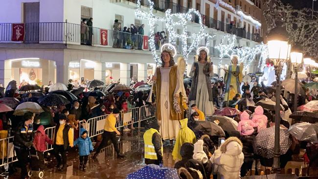 Torrejón de Ardoz hizo un espectacular recibimiento a Sus Majestades los Reyes Magos con la Gran Cabalgata de Reyes de Luz, a pesar de la lluvia  