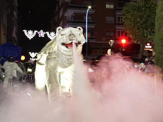 Torrejón de Ardoz hizo un espectacular recibimiento a Sus Majestades los Reyes Magos con la Gran Cabalgata de Reyes de Luz, a pesar de la lluvia  