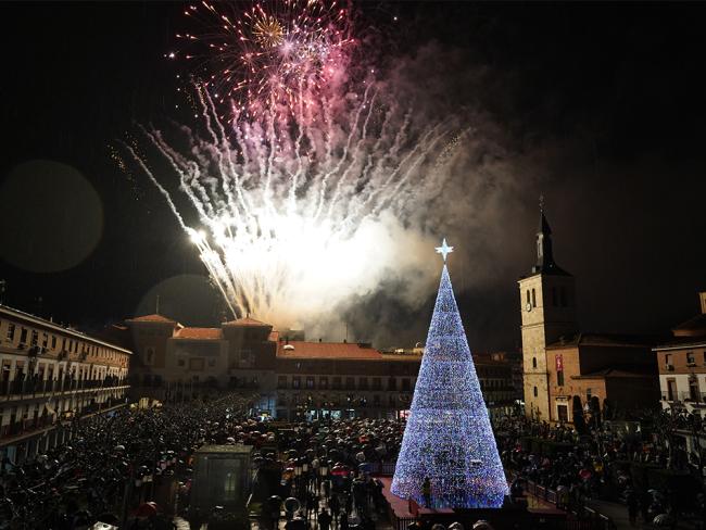 Torrejón de Ardoz hizo un espectacular recibimiento a Sus Majestades los Reyes Magos con la Gran Cabalgata de Reyes de Luz, a pesar de la lluvia  