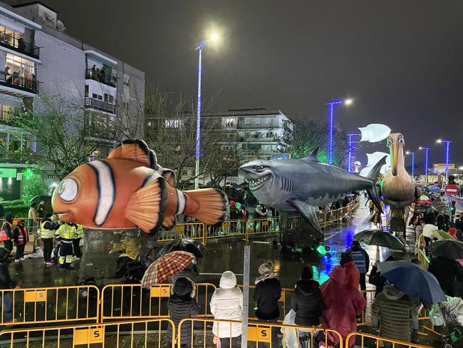 Torrejón de Ardoz hizo un espectacular recibimiento a Sus Majestades los Reyes Magos con la Gran Cabalgata de Reyes de Luz, a pesar de la lluvia  